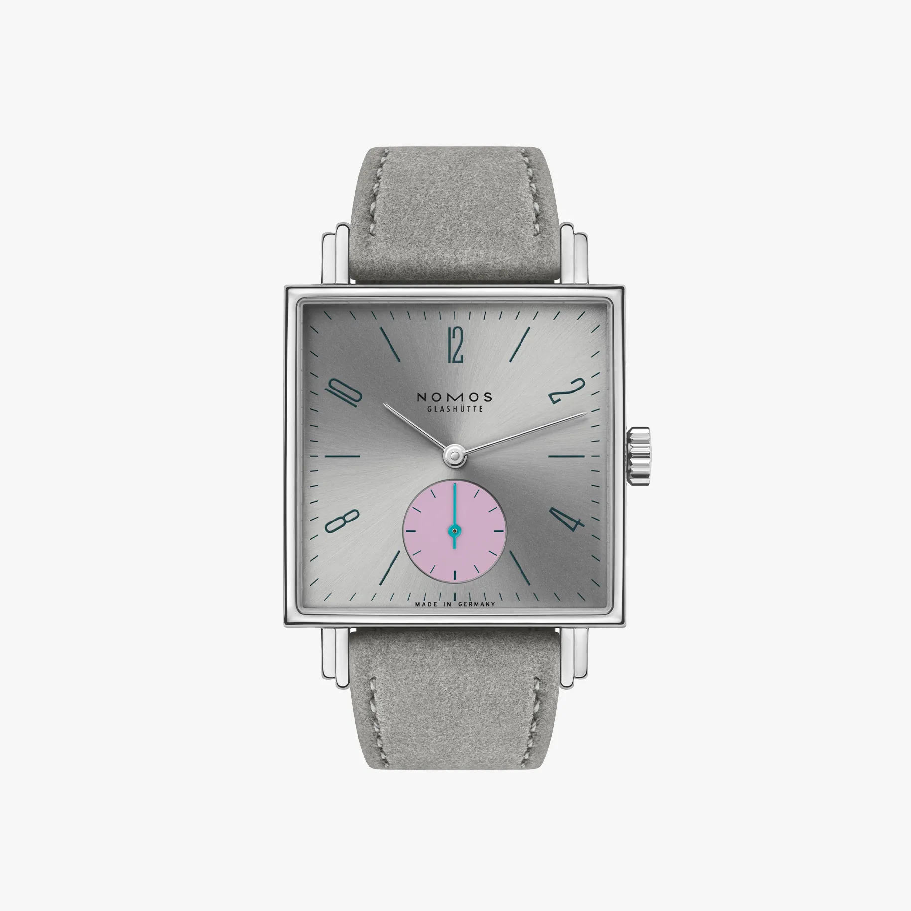 NOMOS Tetra Die Unerreichbare Ref. 427 mit quadratischem Edelstahlgehäuse, silbernem Zifferblatt mit Strahlenschliff, rosa kleiner Sekunde und samtgrauem Veloursband.